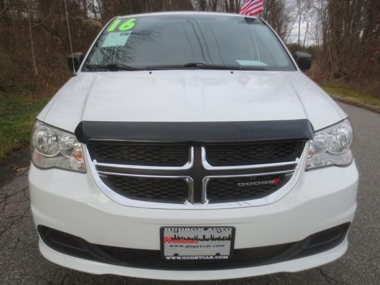 2016 White /Black Dodge Grand Caravan SE (2C4RDGBG5GR) with an 3.6 liter V-6 engine, Automatic transmission, located at 270 US Route 6, Mahopac, NY, 10541, (845) 621-0895, 41.349022, -73.755280 - Photo #2